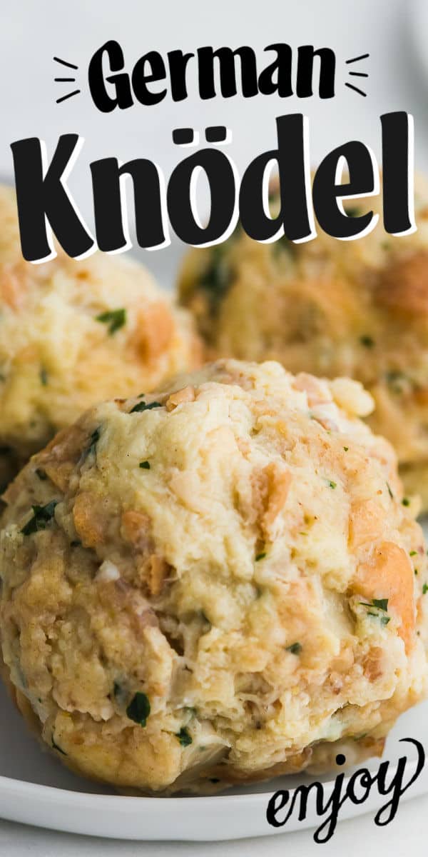 “Knödel”(或“Semmelknödel”或“Speckknödel”)是德国面包和培根饺子。它们鲜嫩可口，非常美味，是完美的配菜。德国饺子食谱|慕尼黑啤酒节配菜|德国配菜#cheerfulcook #德国#食谱#饺子gydF4y2Ba